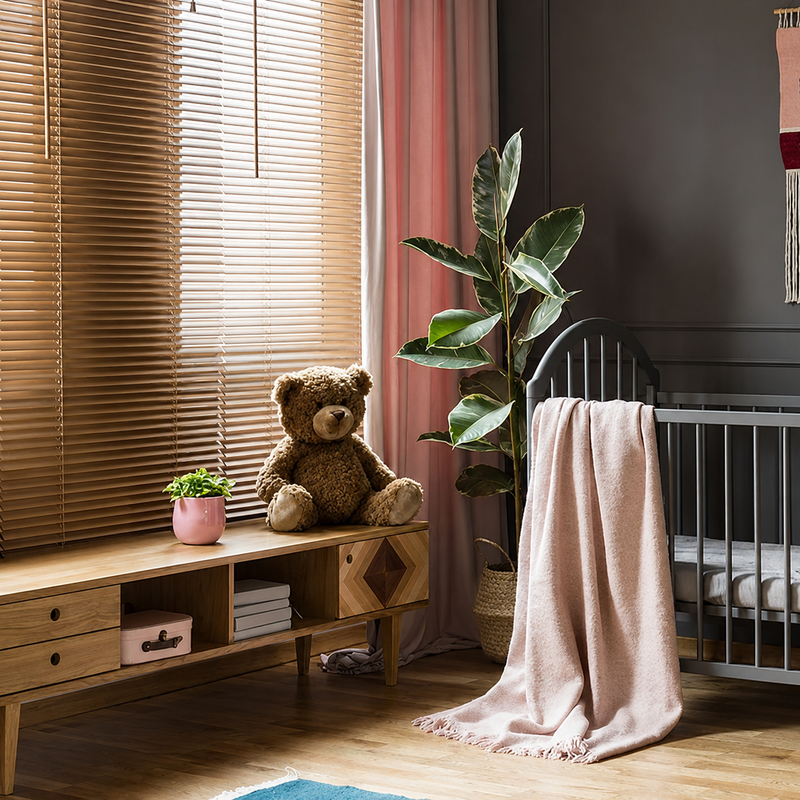 Verduisterende raamdecoratie in een ingerichte babykamer