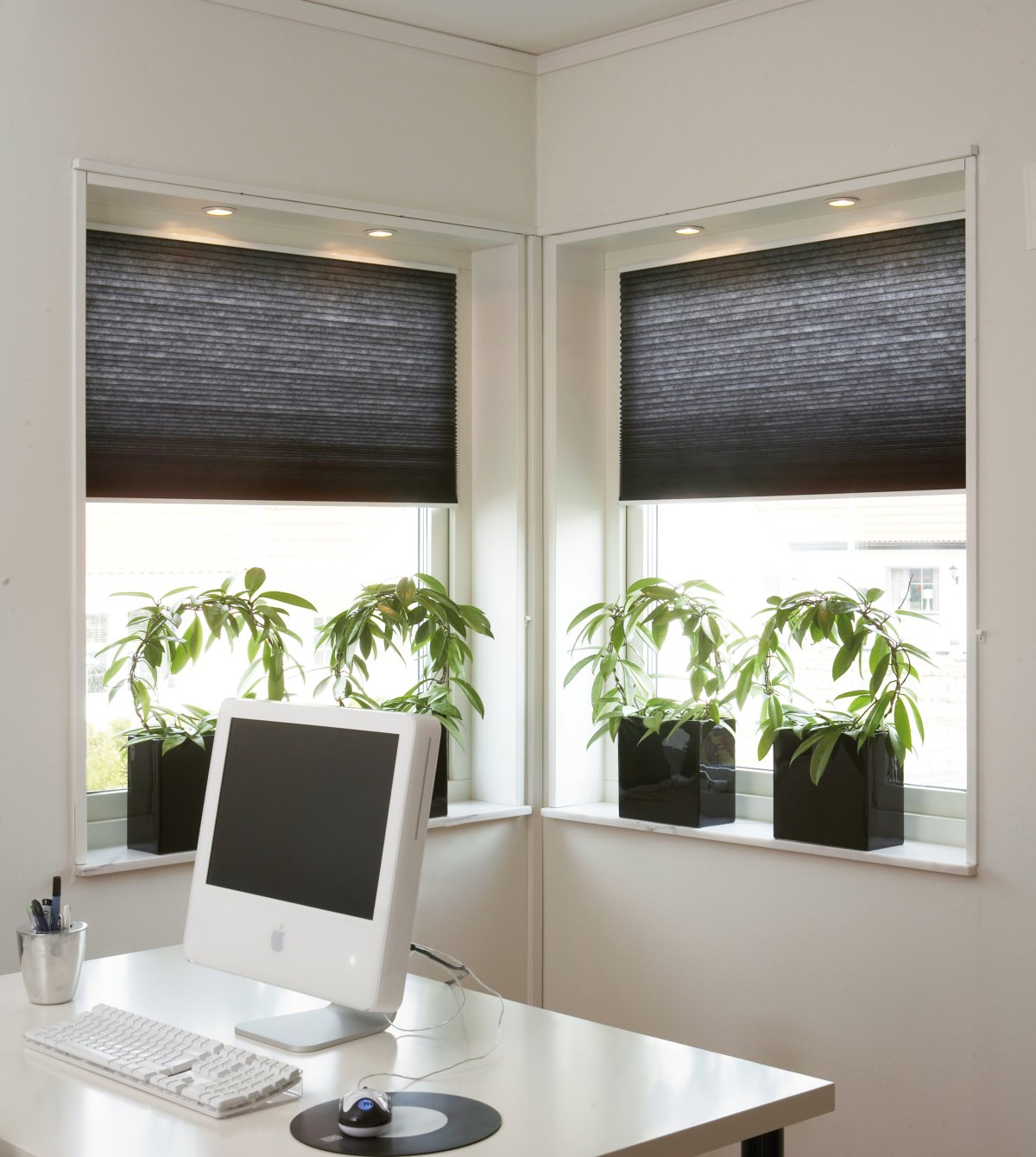 Thuiswerken door een ander raam bekeken