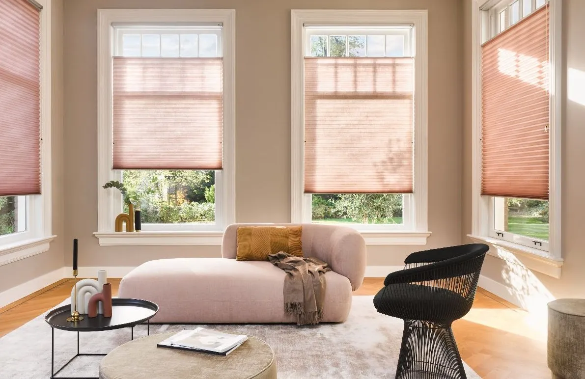 vergrijsde lichtroze pastel raamdecoratie 2024